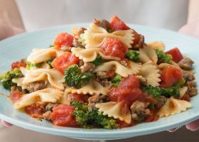 طريقة عمل مكرونة فرفاللي مع نقانق اللحم والبروكلي