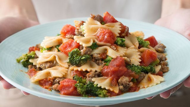 طريقة عمل مكرونة فرفاللي مع نقانق اللحم والبروكلي