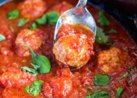 طريقة عمل كرات الدجاج بالصلصة الحمراء