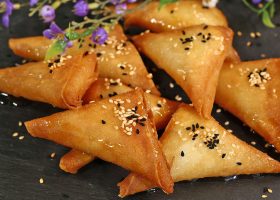 طريقة عمل حلى مثلثات الجبن