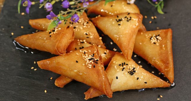 طريقة عمل حلى مثلثات الجبن