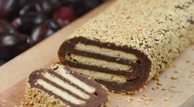 طريقة عمل كيكة التمر بالبسكويت