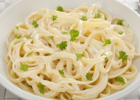 طريقة عمل مكرونة بالثوم والصلصة