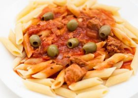 طريقة عمل المكرونة بالتونة والزيتون