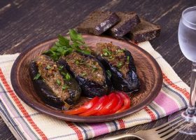 طريقة عمل باذنجان محشي بالبصل في الفرن