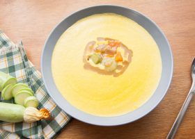 طريقة عمل شوربة الكوسا والجزر