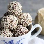 طريقة عمل كرات التمر بالطحينة