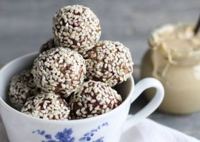 طريقة عمل كرات التمر بالطحينة