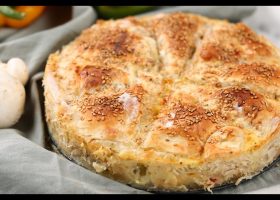 طريقة عمل صينية الجلاش بالجبنة والخضار