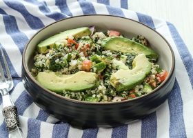 طريقة عمل سلطة الكينوا مع الافوكادو