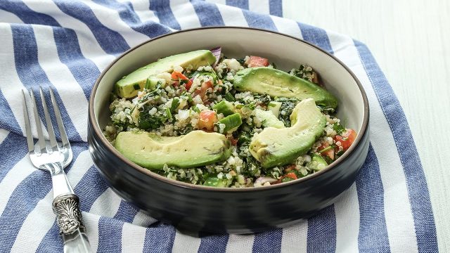 طريقة عمل سلطة الكينوا مع الافوكادو