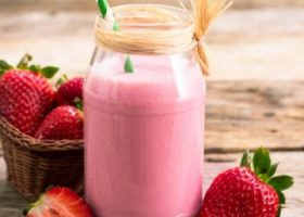 طريقة عمل ميلك شيك الفراولة