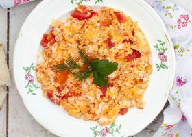 طريقة عمل بيض وطماطم