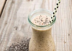 طريقة عمل سموثي التمر والجبن