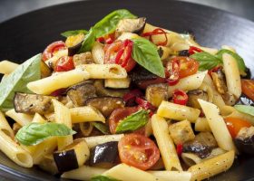 طريقة عمل باستا بالباذنجان والطماطم