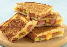 طريقة عمل التوست بالسجق