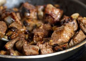 طريقة عمل اللحمة بالبصل