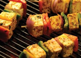 طريقة عمل اسياخ جبن حلوم مشوي