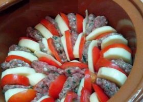 طريقة عمل طاجن الكفتة والبطاطس