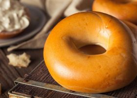 طريقة عمل خبز بيغل