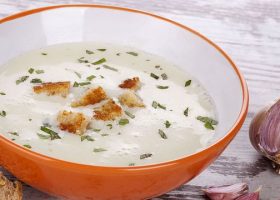 طريقة عمل شوربة الثوم المشوي