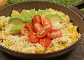 طريقة عمل بيض بالبطاطس والجبن