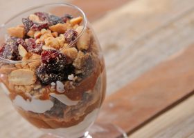 طريقة عمل ترايفل الكراميل والكريمة