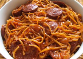 طريقة عمل مكرونة بالسجق