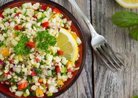 طريقة عمل تبولة الكينوا بدبس الرمان