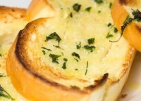 طريقة عمل خبز بالثوم والجبن