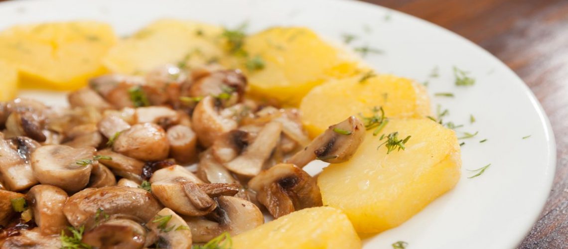 طريقة عمل البطاطس مع الفطر