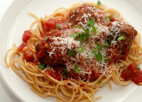 طريقة عمل مكرونة السباجيتي بكرات اللحم