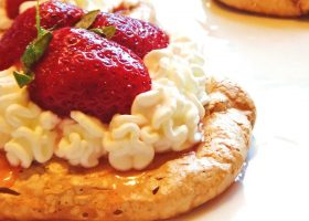 طريقة عمل بافلوفا بالكاكاو والفراولة