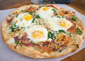 طريقة عمل بيتزا البيض والبسطرمة