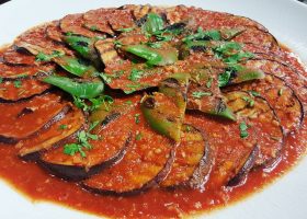 طريقة عمل المسقعة بالخل والثوم