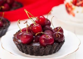 طريقة عمل تارت الشكولاتة مع الكرز