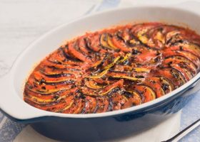 طريقة عمل صينية الخضار بصلصة الطماطم