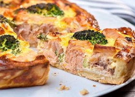 طريقة عمل كيش السلمون والبروكولي