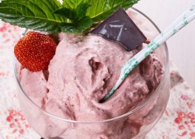 طريقة عمل الزبادي بالفراولة لايت