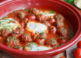 طريقة عمل طاجن الكفتة بالطماطم والبيض