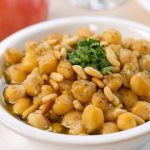 طريقة عمل بليلة الحمص بالصنوبر