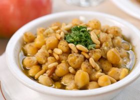 طريقة عمل بليلة الحمص بالصنوبر