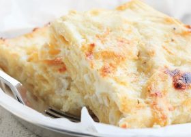 طريقة عمل سمك بالبشاميل والجبن