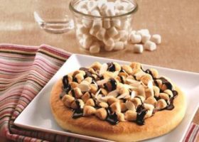 طريقة عمل بيتزا الشكولاتة والمارشميلو