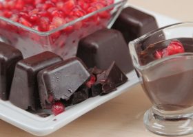 طريقة عمل مكعبات شكولاتة بالرمان