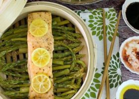 طريقة عمل سمك السلمون على البخار مع الهليون