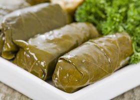 طريقة عمل ورق العنب بحشوة الصنوبر