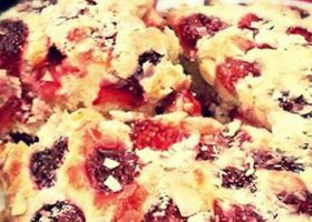 طريقة عمل كيك الفراولة واللوز