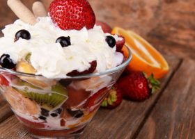 طريقة عمل سلطة الفواكة بالايس كريم