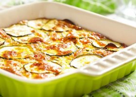 طريقة عمل صينية الدجاج والكوسا بالفرن